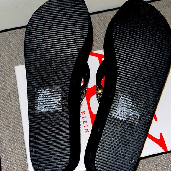 Black SO platform wedge flip flops size medium - Picture 5 of 7